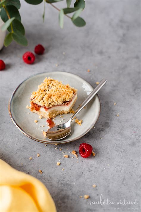 Nuotrauka su paruoštais varškėčiais ir uogiene