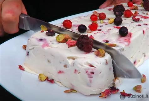 Įvairūs varškėčių priedai: uogos, šokoladas, vaisiai