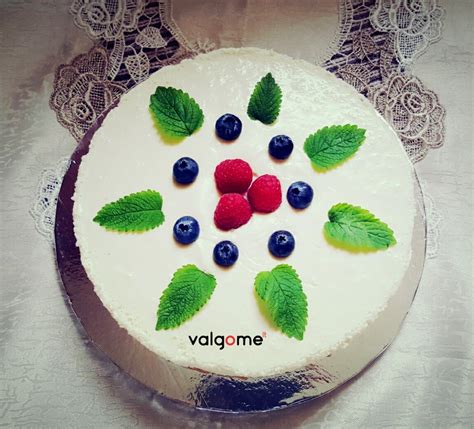 gražiai dekoruotas želė tortas su kondensuotu pienu