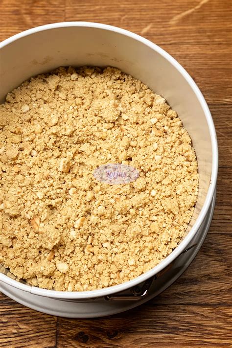 sausainių trupiniai su sviestu torto formoje