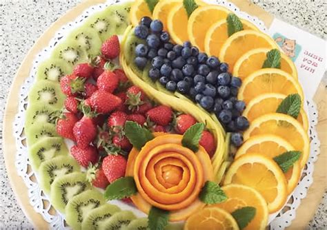 įvairūs vaisiai ir uogos torto puošimui