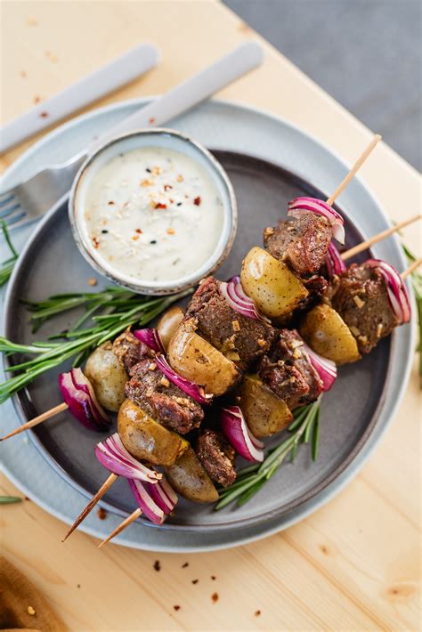 kiaulienos iešmeliai su pomidorais ir jogurtiniu padažu