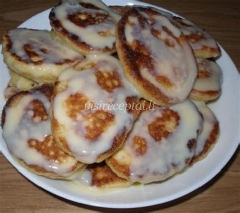 Mieliniai blyneliai ant stalo