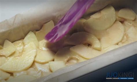 Infografika su žingsniais, kaip kepti obuolių pyragą