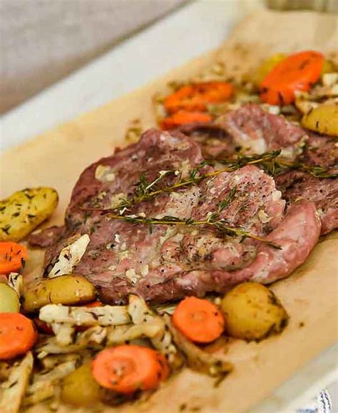 Kiaulienos sprandinės kepsnys su morkomis ir alumi