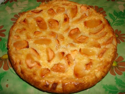 Pyragas su obuoliais ir trupiniais