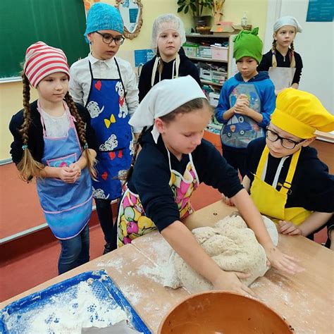 Vaikai, minkantys duonos tešlą