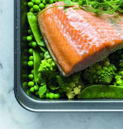 Garuose virta lašiša su daržovėmis ir grikių padažu