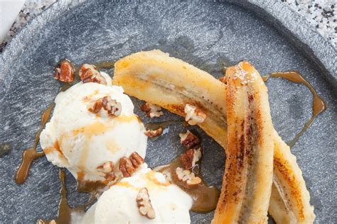 Karamelizuoti bananai keptuvėje