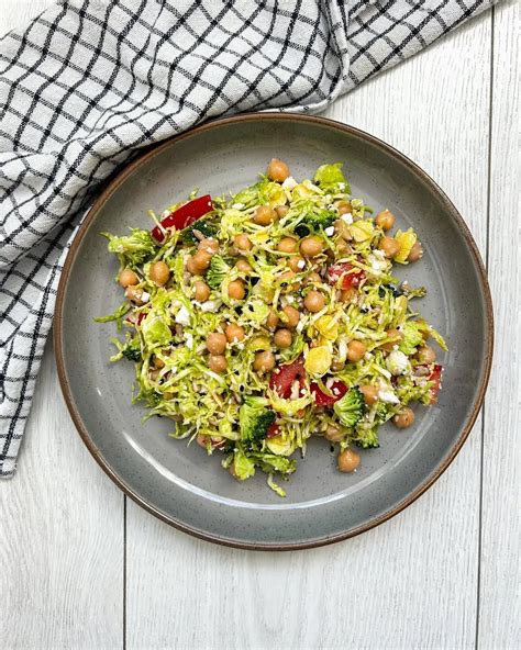 Briuselio kopūstų salotos su granatais ir sūriu