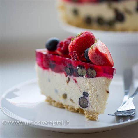 sluoksniuotas nekeptas varškės ir bananų tortas