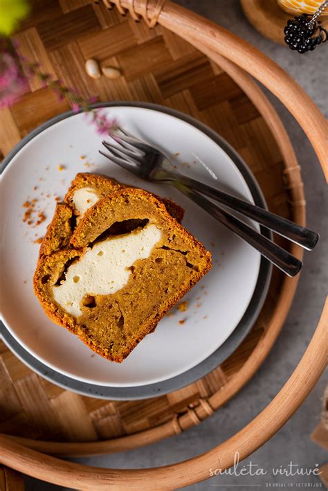 skrudintas bananų pyragas su varškės įdaru