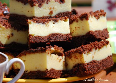 Šviežiai iškeptas kakavinis pyragas ant stalo