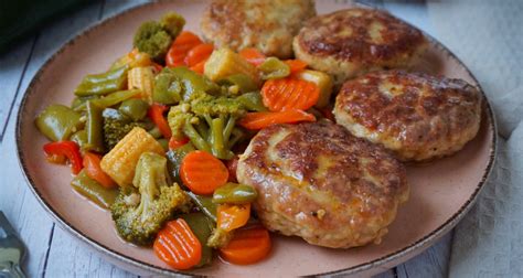 Troškinti veršienos kotletai su daržovėmis