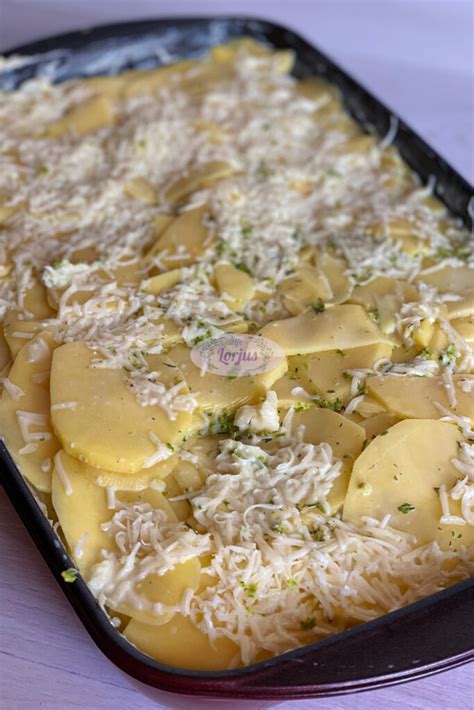 Kepimo indas su vištienos, bulvių ir pievagrybių troškiniu orkaitėje