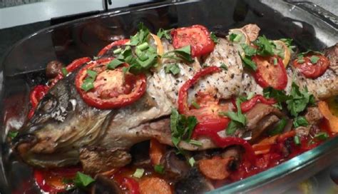 Paruoštas keptas karpis su daržovėmis