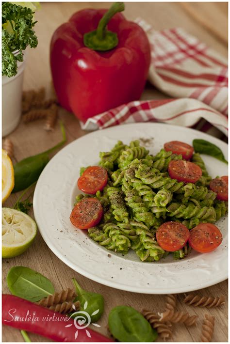 Ingredientai makaronams su špinatų padažu