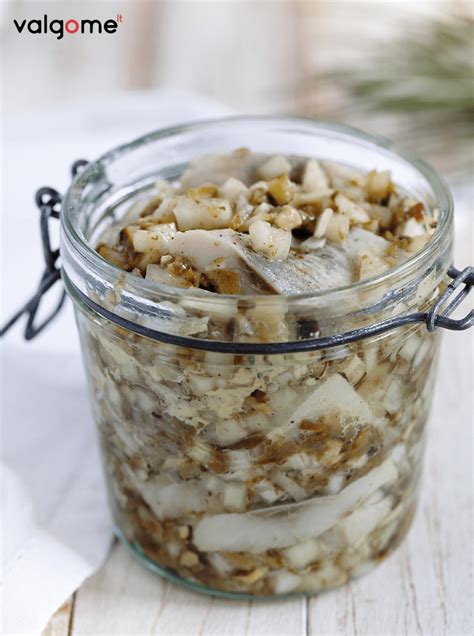 Sterilizuoti stiklainiai su marinuotais grybais