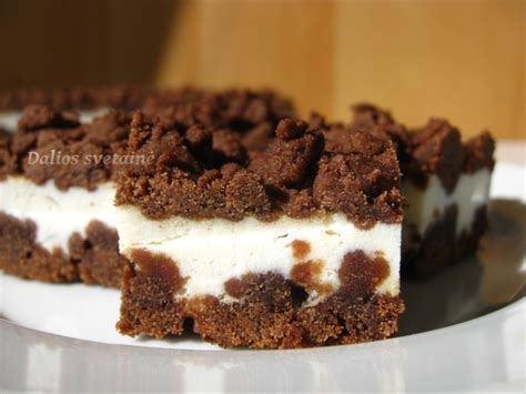 Iškeptas paprastas kakavinis pyragas