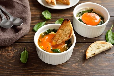 orkaitėje kepti kiaušiniai indeliuose