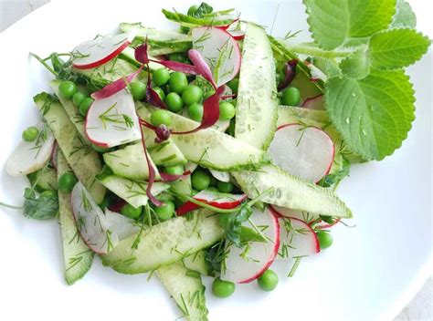 Šviežių žirnelių salotos