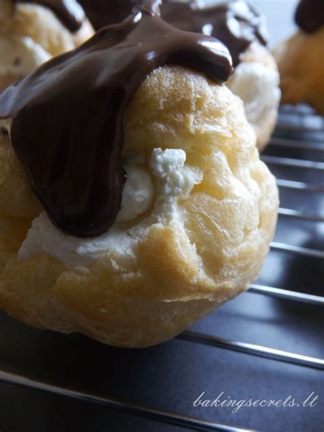 Plikyti pyragaičiai su grietinėle ir šokoladu