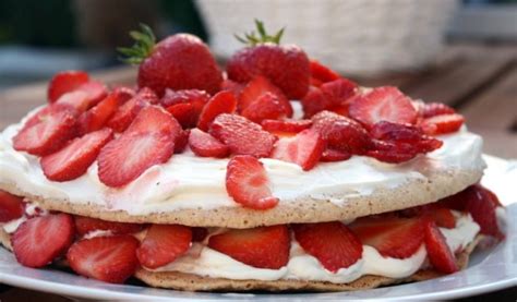 Sluoksniuotas braškių tortas