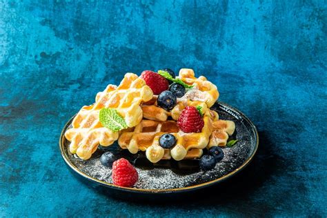 Vafliai su uogomis ir klevų sirupu