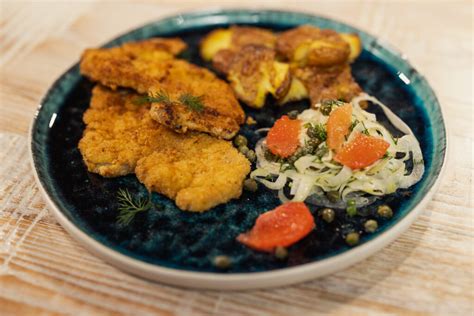 Šnicelis su bulvytėmis ir citrinos skiltele