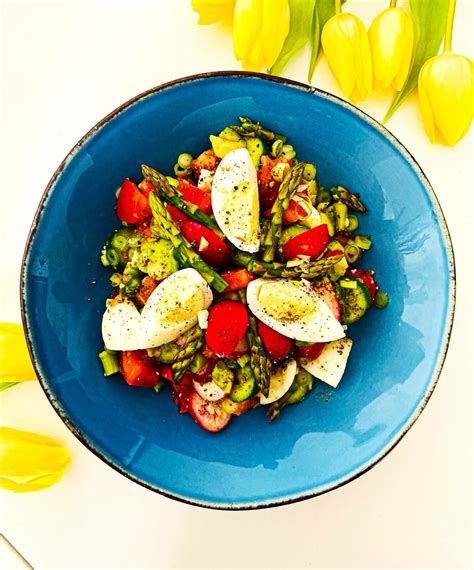 iliustracija su sveiku kiaušinių patiekalu su daržovėmis