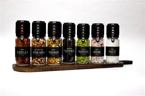 Įvairūs prieskonių milteliai ir sėklos