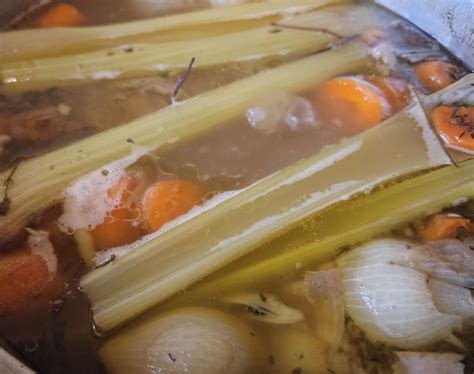 Lėtai verdamas sultinys puode