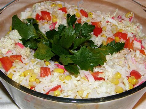 Atidarytas ryžių popieriaus suktinukas su krabų lazdelėmis