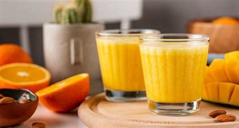 Sveikas kokteilis su apelsinais ir ciberžole