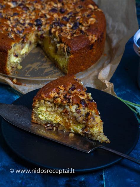 Pyragas su lazdyno riešutais ir šokoladu