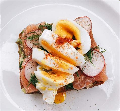 Sumuštinio su lašiša, kiaušiniu ir avokadu ingredientai