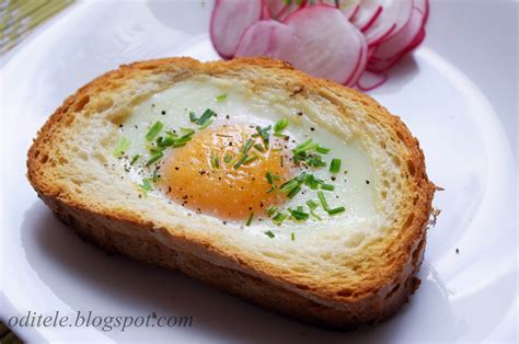 Skystai keptas kiaušinis ant sumuštinio