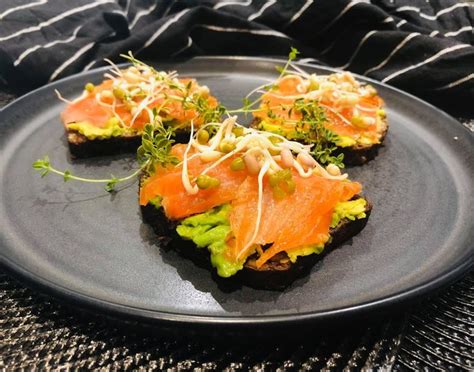 Klasikinio sumuštinio su lašiša ir avokadu ingredientai