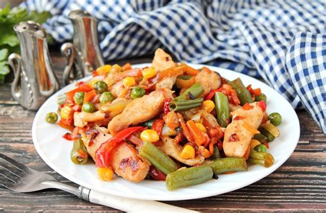 Keptuvėje kepama vištiena su svogūnais ir česnakais