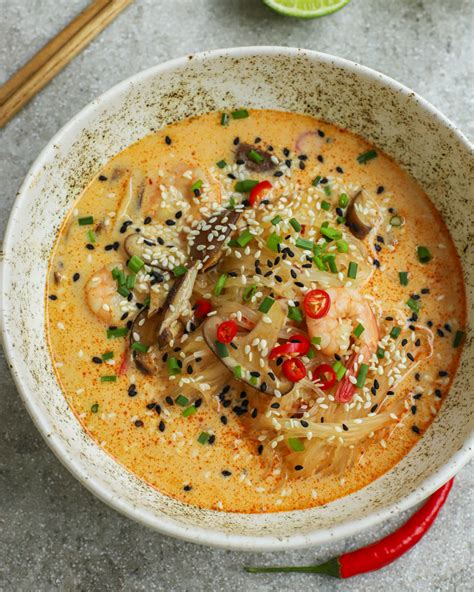 Aštrioji karpių sriuba su kokosų pienu