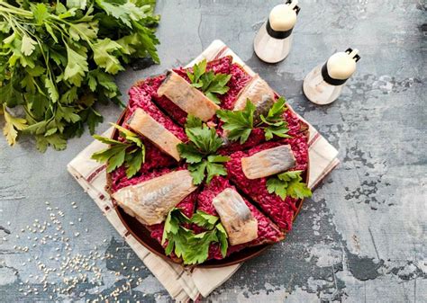 Sudėtiniai sumuštiniai su silke ir burokeliais