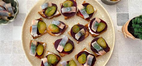 Vieno kąsnio sumuštiniai su silke ir burokeliais