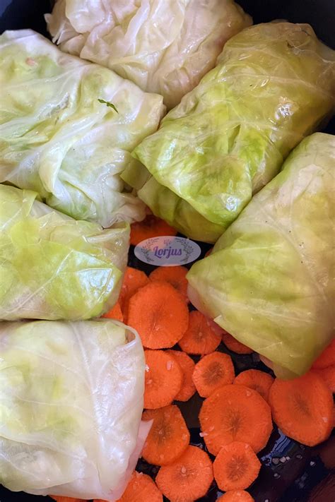 Paruošti balandėliai puode prieš troškinimą