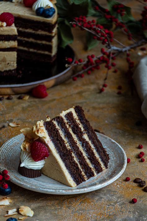Puoštas tortas su aguonų ir karamelės sluoksniu bei vyšniomis