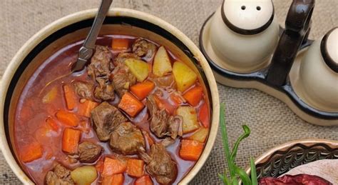 Guliašas patiekiamas lėkštėje