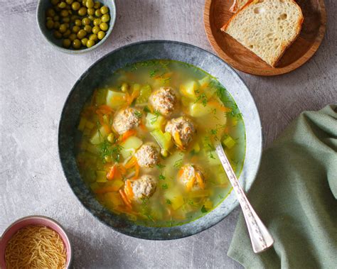 Paruošta sriuba su kalakutienos kukuliais ir duonelėmis