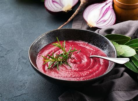 Ingredientai burokėlių sriubai su pomidorais