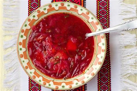 Įvairūs burokėlių sriubos ingredientai