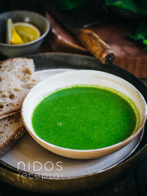 Lėkštė su žalia sriuba ir duonos dubenėliu