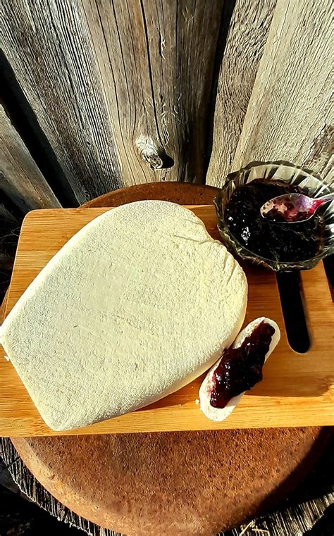 Tradicinis lietuviškas kaimo ūkis su daržais